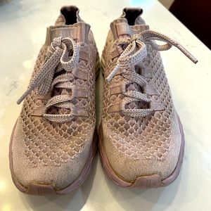 No Bull lilac knit runner. Women’s size 8.5.